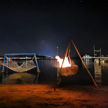 Готель Cunda 2*